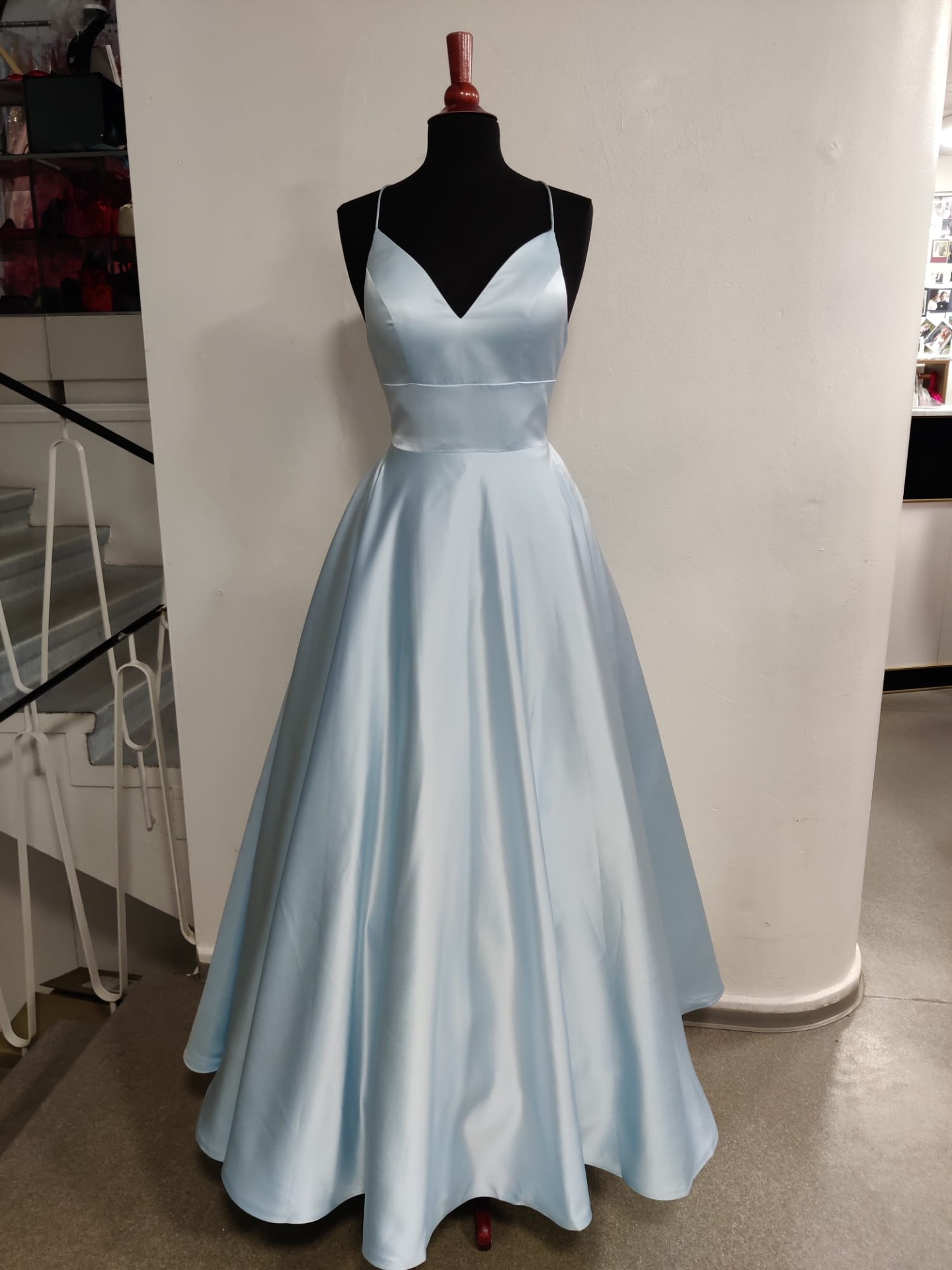 Vanhojentanssimekko Dazzling nro. 95 - koko 34, väri ice blue, hinta 469€