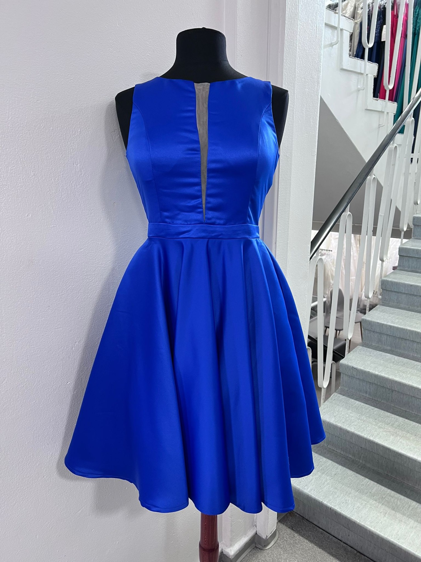 Lyhyt juhlamekko nro. 41 - kuvan väri royal blue, koot S, M ja L - väri viininpunainen, koot S, M ja L - väri metsänvihreä, koot S, M ja L - materiaali satiini, hinta 169€